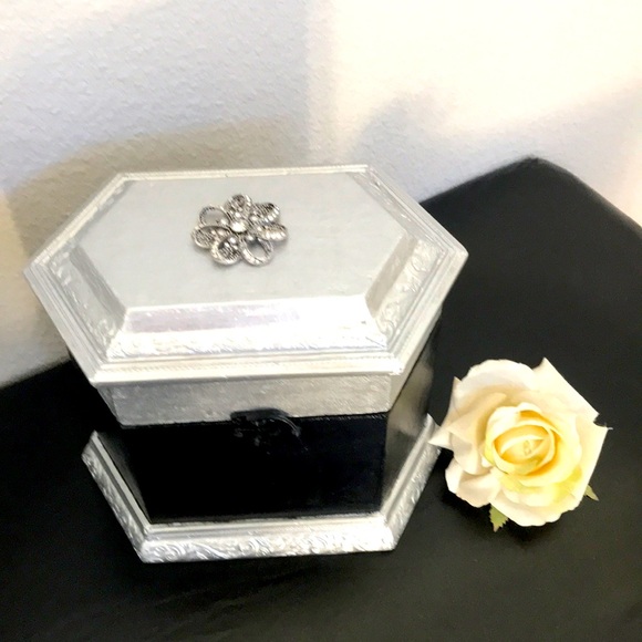 GLAM STORAGE BOX SILVER TRIM, BLACK WITH WHITE INSIDE.  SILVER JEWEL ON THE LID - Picture 1 of 8